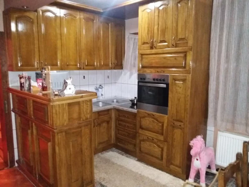 drvena kuhinja sa visecim elementima