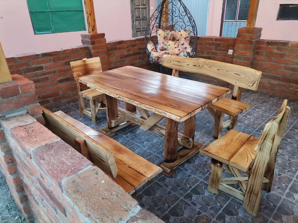 klupe i stolovi za kafane