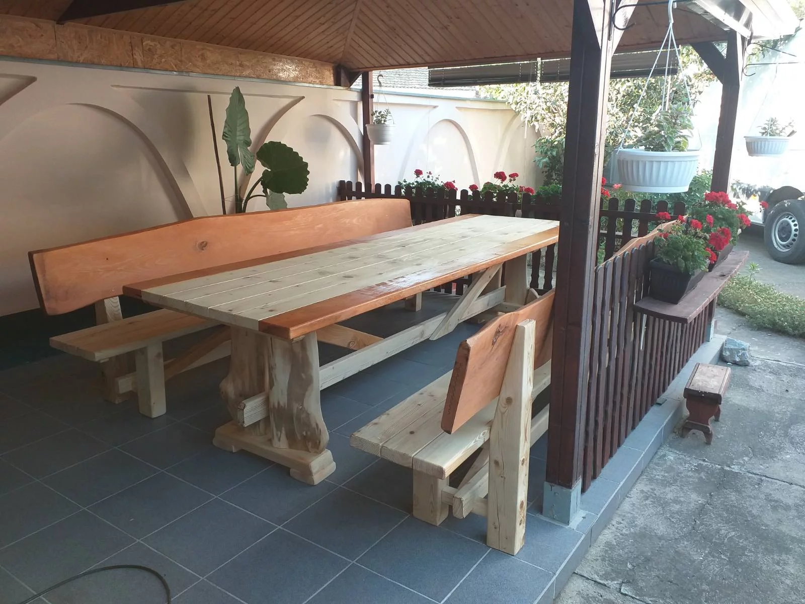 bastenske klupe i stolovi za letnjikovce