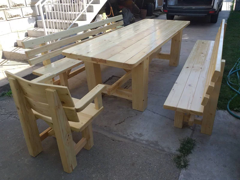 bastenske drvene stolice i sto