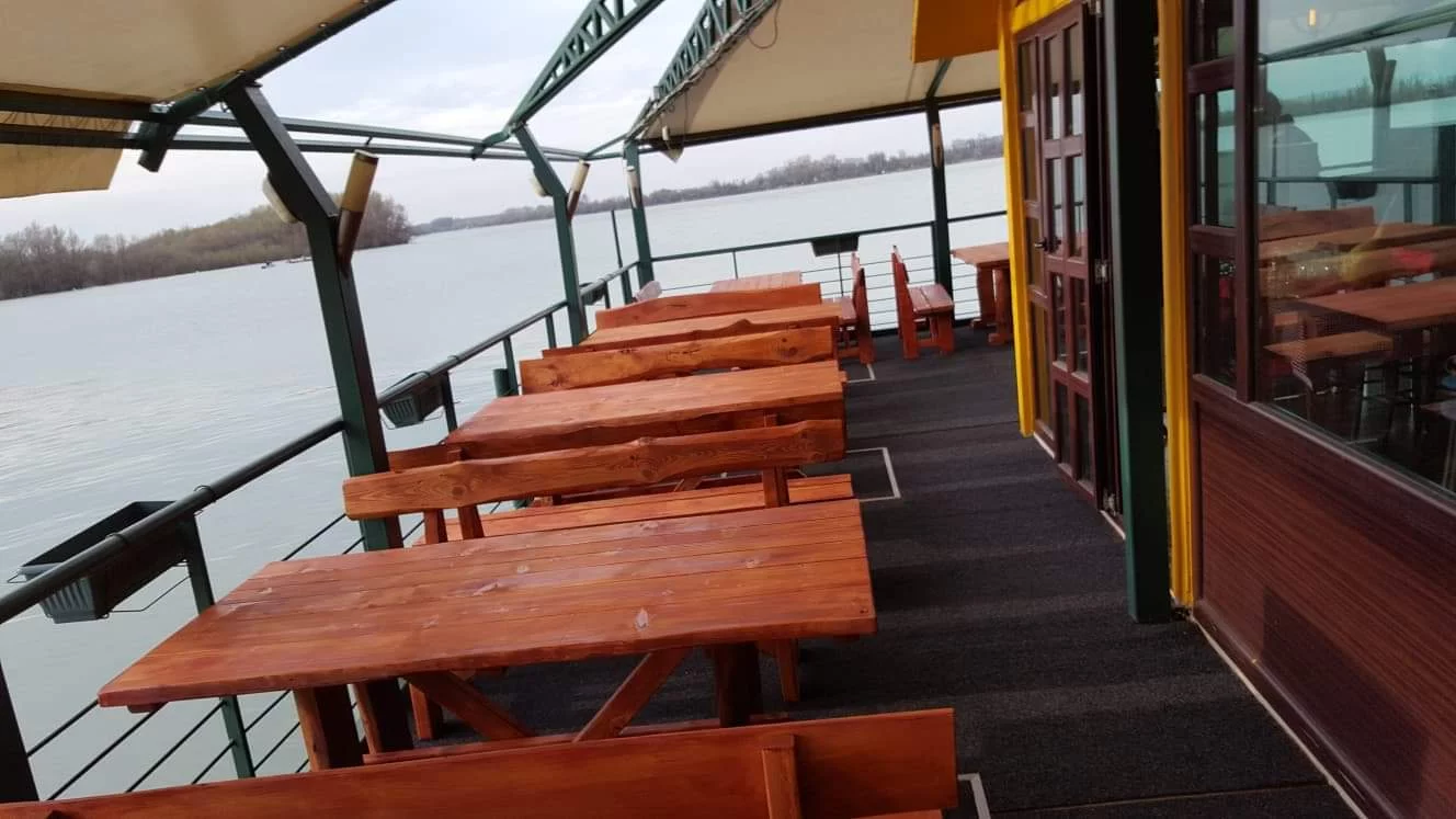 klupe i stolovi za letnjikovce i baste restorana