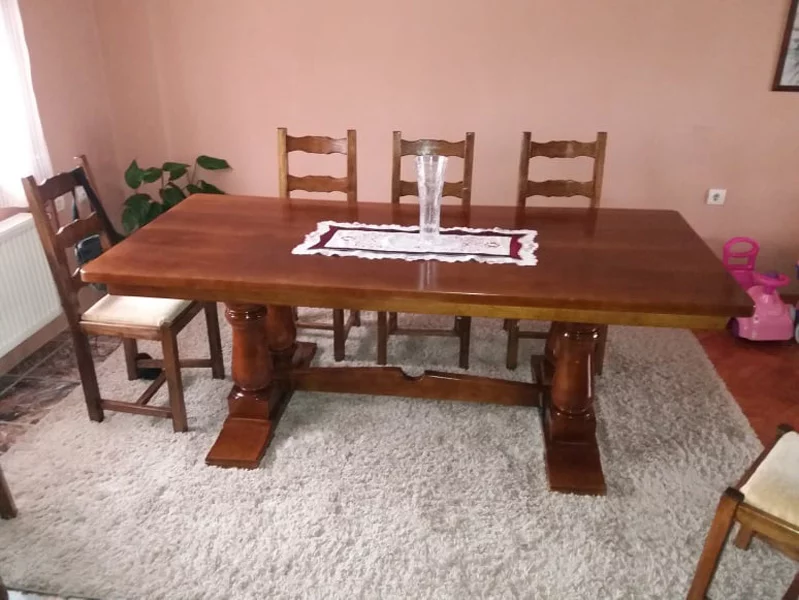 kucni drveni sto sa stolicama